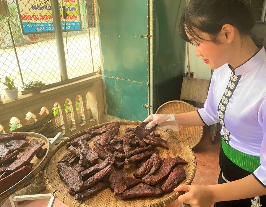 Các sản phẩm đặc trưng của vùng núi Sơn La như heo gác bếp, bò gác bếp, măng rừng… được khách đặt hàng khá nhiều. Ảnh: T.UYÊN