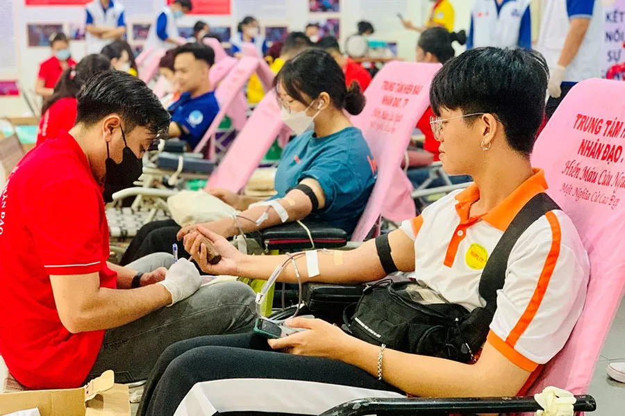 Sinh viên hăng hái tham gia hiến máu tại lễ phát động chiến dịch hiến máu “Lễ hội xuân hồng” 2023. Ảnh: THẢO PHƯƠNG Sinh viên hăng hái tham gia hiến máu tại lễ phát động chiến dịch hiến máu “Lễ hội xuân hồng” 2023. Ảnh: THẢO PHƯƠNG