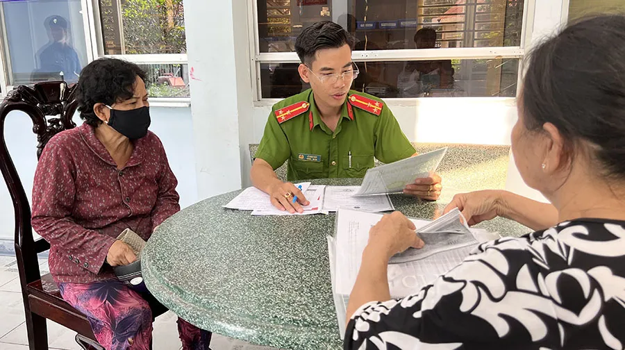 Công an hướng dẫn người dân bổ sung các hồ sơ còn thiếu, sai sót để làm CCCD. Ảnh: LA