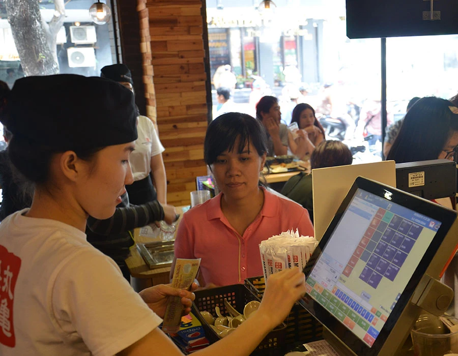 Người bán có thể dễ dàng áp dụng hóa đơn điện tử khởi tạo từ máy tính tiền. Ảnh: QUANG HUY