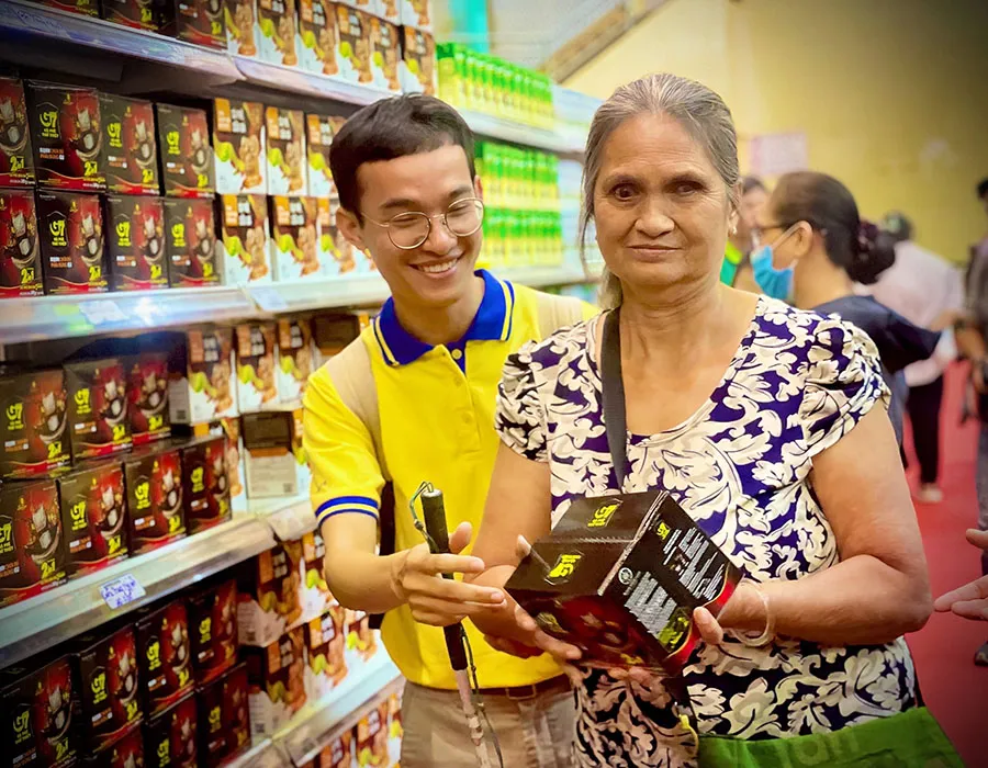 Bà Nguyễn Thị Ngọc Cúc nghỉ một ngày bán vé số để đi siêu thị 0 đồng. Ảnh: TÚ NGÂN