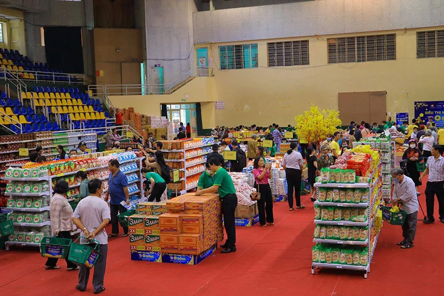 Người dân mua sắm tại siêu thị mini 0 đồng mà không phải đắn đo tiền bạc. Ảnh: VÕ THƠ