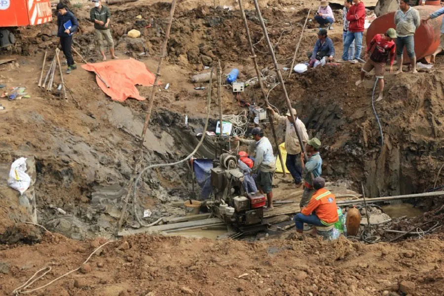 Lực lượng đang khoan lấy phần đất xung quanh trụ bê tông để cứu bé trai.Ảnh: HẢI DƯƠNG Lực lượng đang khoan lấy phần đất xung quanh trụ bê tông để cứu bé trai.Ảnh: HẢI DƯƠNG