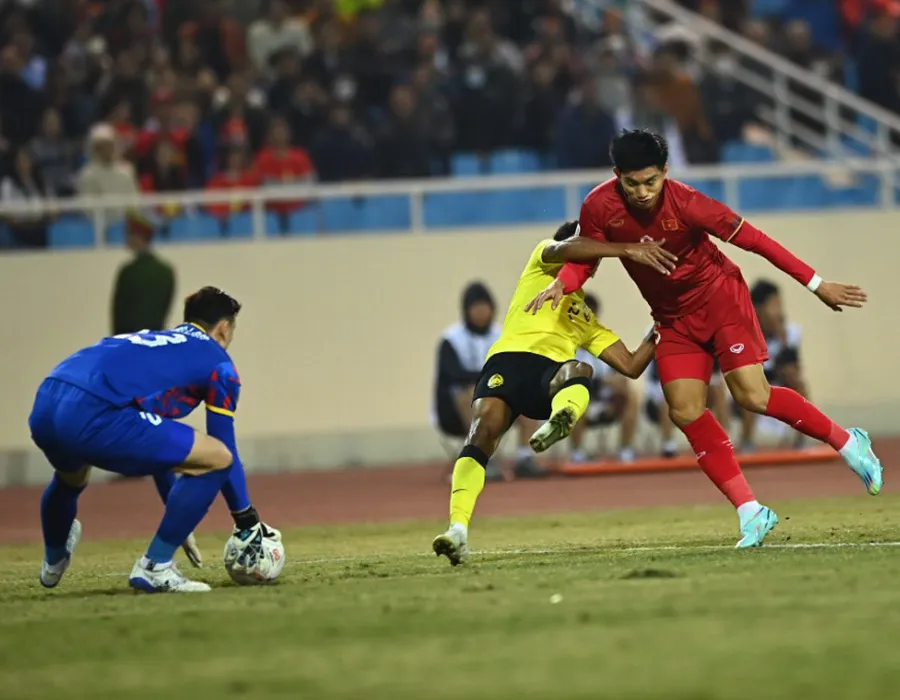 Đoàn Văn Hậu trong trận Việt Nam thắng Malaysia 3-0. Ảnh: ANH THỎA