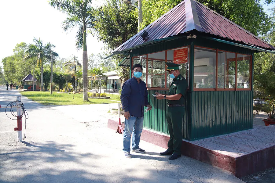 Lực lượng biên phòng kiểm soát chặt chẽ tại cửa khẩu Mỹ Quý Tây. Ảnh: HUỲNH DU