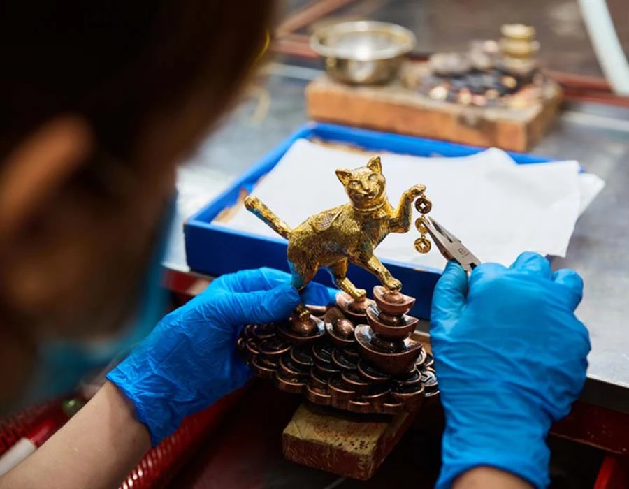 Các công ty vàng bạc đá quý cho ra mắt nhiều mẫu tượng mèo mạ vàng ngày vía Thần tài. Ảnh: TH