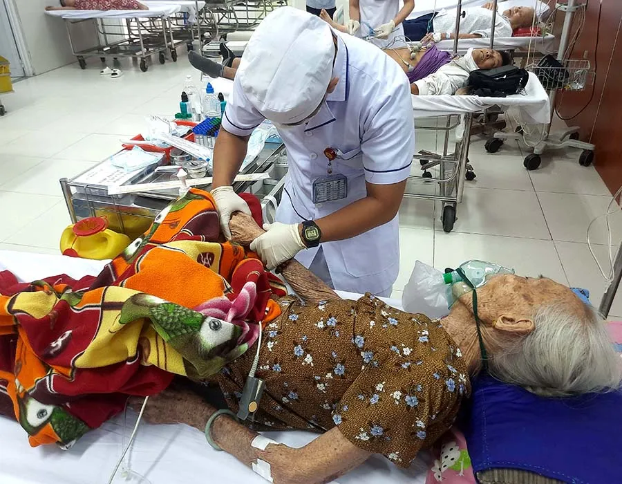 Một bệnh nhân ở tỉnh Long An đang được cấp cứu tại BV huyện Bình Chánh vào tối mùng 1 tết. Ảnh: TRẦN NGỌC