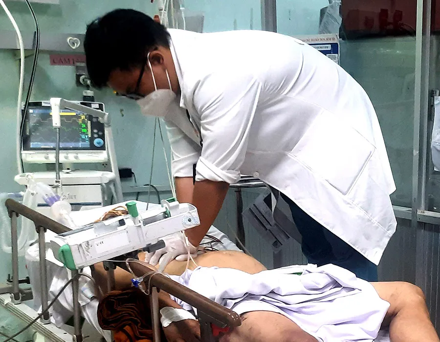 Bác sĩ BV Nhân dân 115 đang cấp cứu ca tai nạn giao thông nặng tối mùng 2 tết. Ảnh: TRẦN NGỌC