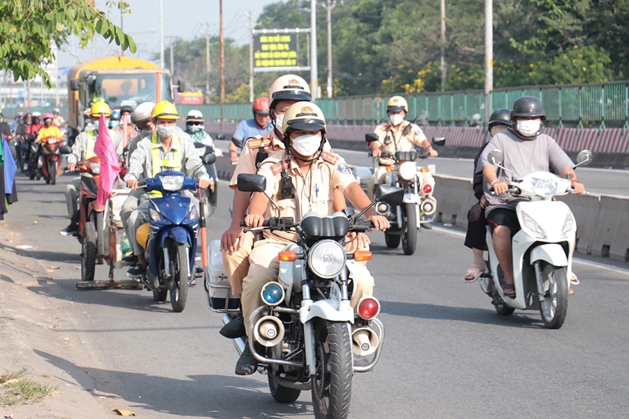 CSGT TP.HCM tuần tra trên các tuyến đường đảm bảo an ninh trật tự, an toàn giao thông. Ảnh: NGUYỄN YÊN