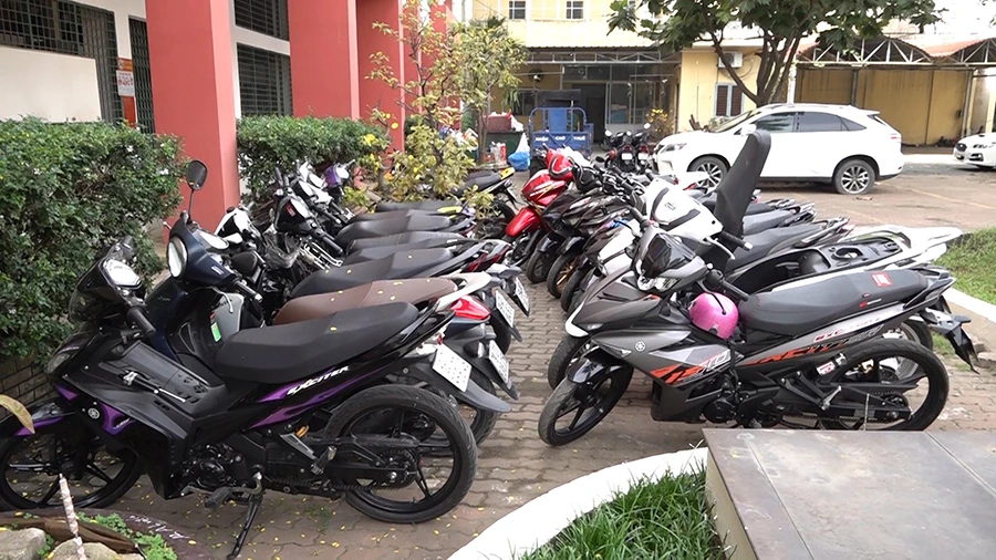 Hàng chục xe dùng để đua bị CSGT tạm giữ. Ảnh: NGUYỄN YÊN