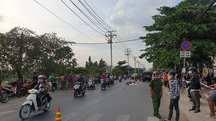 Một vụ tai nạn giao thông trên đường Phan Văn Hớn, xã Xuân Thới Thượng, huyện Hóc Môn, TP.HCM vào ngày 24-12-2022. Ảnh: NGUYỄN TÂN