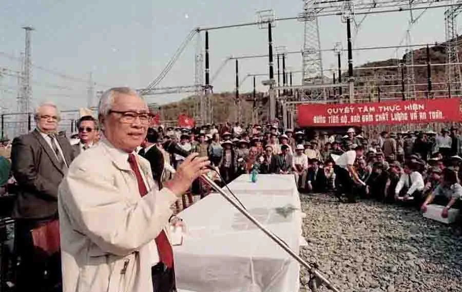 Thủ tướng Võ Văn Kiệt kiểm tra tiến độ thi công trạm biến áp 500 kV tại Hòa Bình phục vụ đường dây 500 kV Bắc - Nam (năm 1996). Ảnh: TTXVN Thủ tướng Võ Văn Kiệt kiểm tra tiến độ thi công trạm biến áp 500 kV tại Hòa Bình phục vụ đường dây 500 kV Bắc - Nam (năm 1996). Ảnh: TTXVN