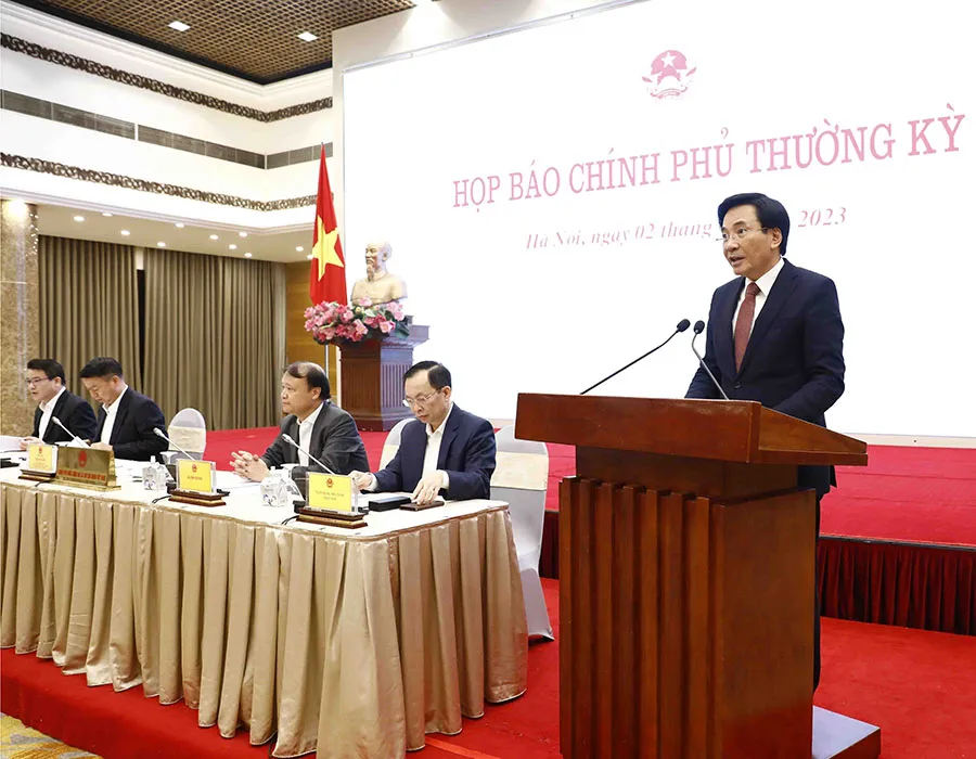 Chủ nhiệm Văn phòng Chính phủ Trần Văn Sơn chủ trì buổi họp báo. Ảnh: TTXVN