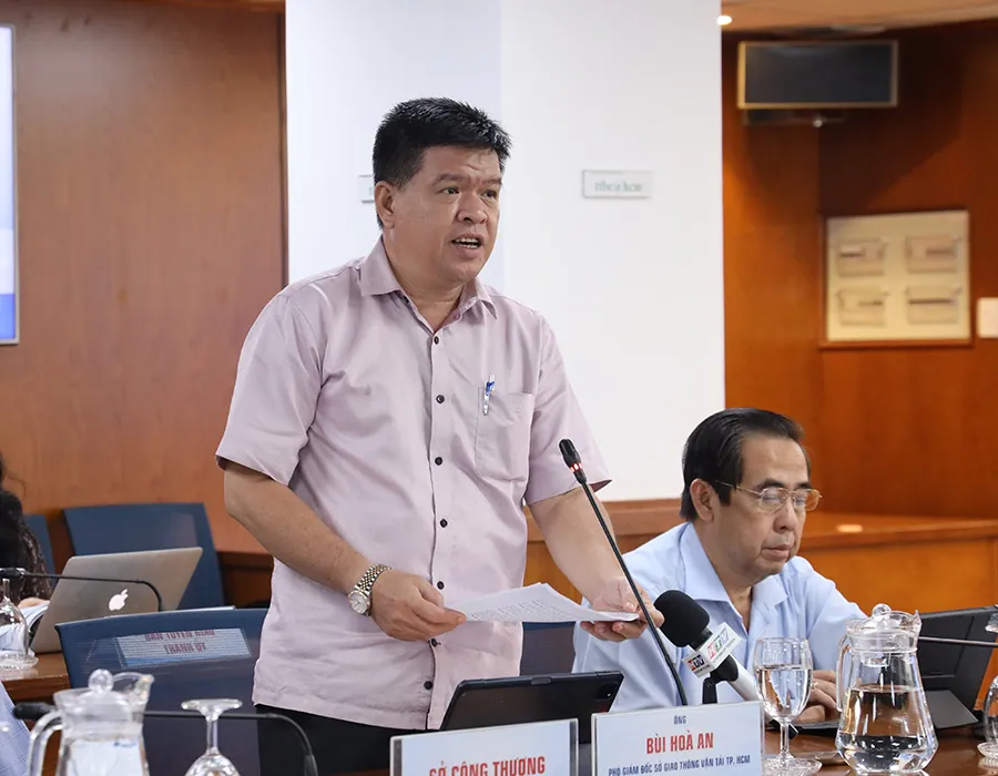Phó Giám đốc Sở GTVT Bùi Hòa An trả lời các nội dung liên quan đến lĩnh vực phụ trách. Ảnh: TTBC