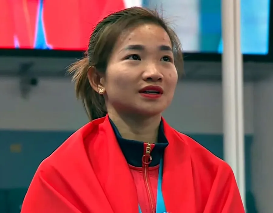 Nguyễn Thị Oanh hạnh phúc trên bục nhận huy chương, xếp trên cả VĐV Nhật Bản, Uzbekistan. Ảnh: CTV Nguyễn Thị Oanh hạnh phúc trên bục nhận huy chương, xếp trên cả VĐV Nhật Bản, Uzbekistan. Ảnh: CTV