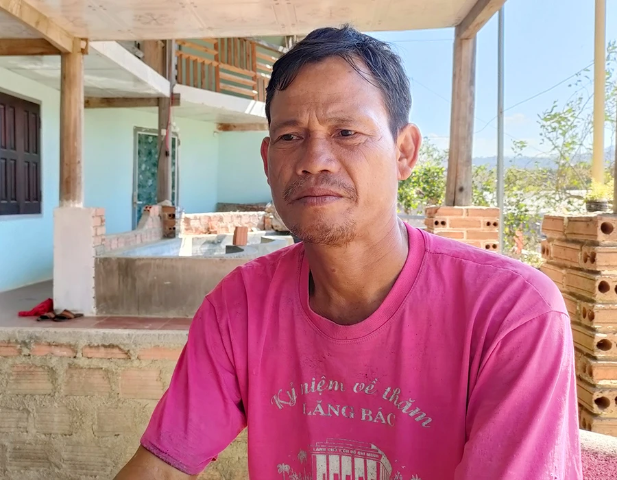 Già làng A Huêng nói mình phải làm gương xin thoát nghèo. Ảnh: LÊ KIẾN