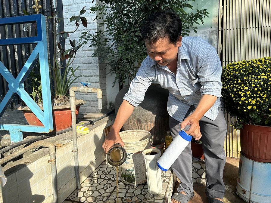 Do nguồn nước máy bị cặn, đục, người dân phải dùng bộ lọc mới sử dụng được. Ảnh: HUỲNH THƠ