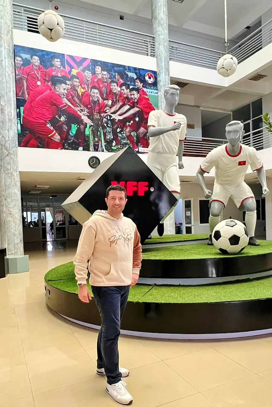 Ông Fersini Michele Donato - người đại diện mới của Quang Hải. Ảnh: FGST