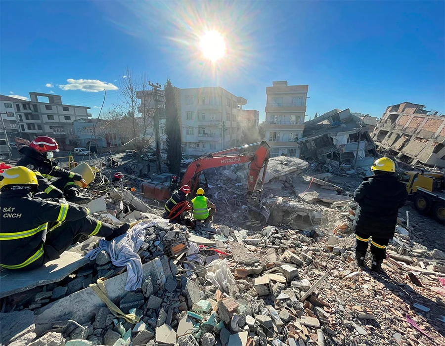 Trung tá Nguyễn Chí Thành và đồng đội khảo sát mức độ sụp đổ của các tòa nhà ở Thổ Nhĩ Kỳ để tiến hành cứu nạn. Ảnh: Nhân vật cung cấp