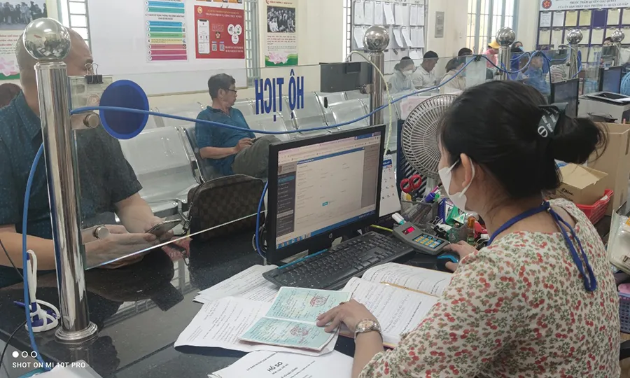 Người dân đến thực hiện các thủ tục hành chính tại phường 5, quận Gò Vấp, TP.HCM. Ảnh: NGUYỄN HIỀN