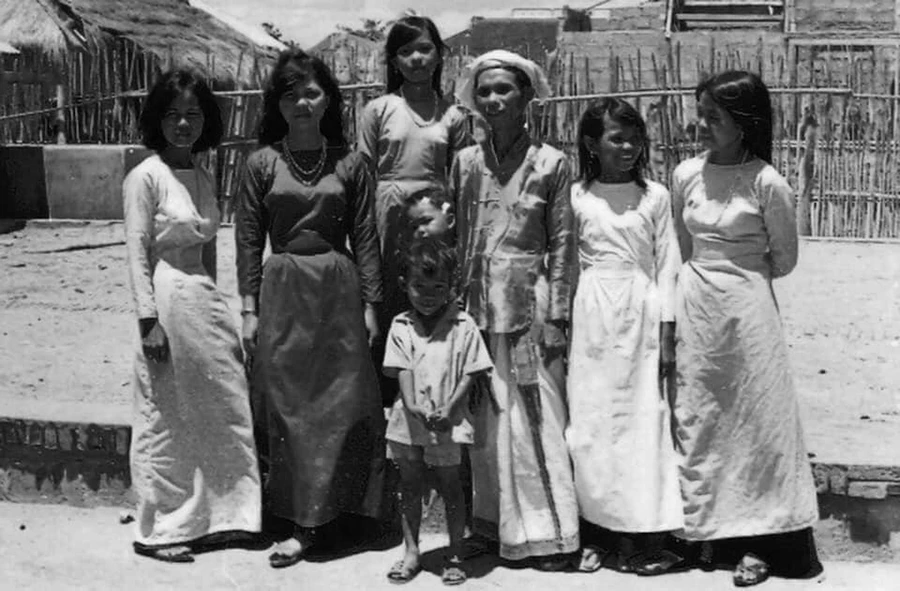 Áo dài được người Chăm sử dụng như trang phục hằng ngày. Ảnh: NVCC