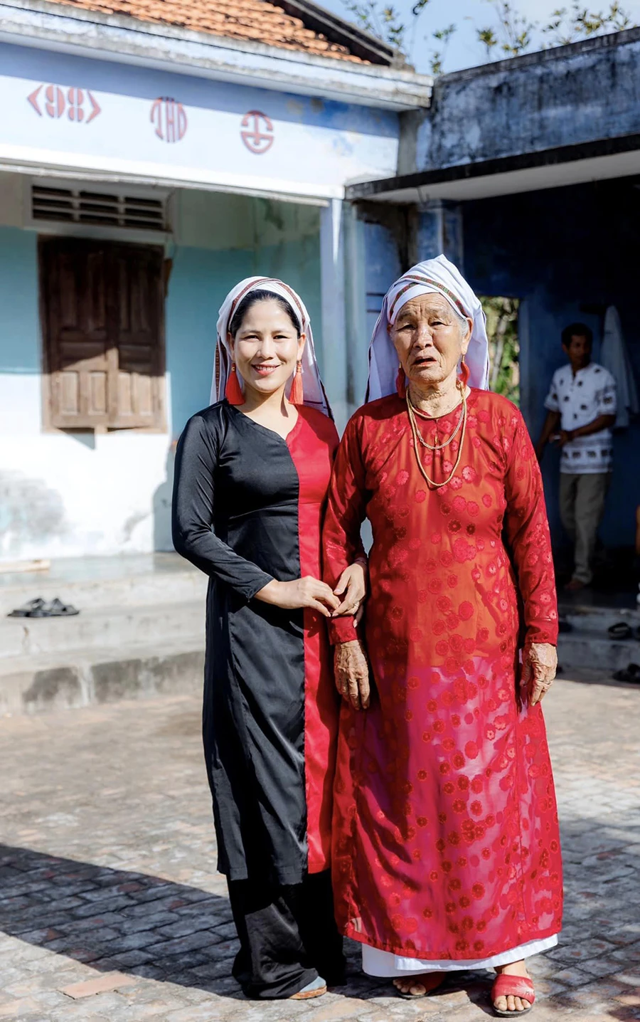 Chị Kiều Maily và bà ngoại trong trang phục áo dài Chăm. Ảnh: NVCC