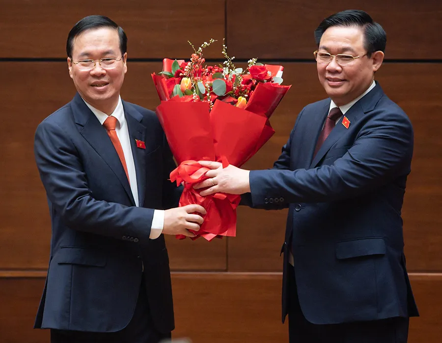 Chủ tịch Quốc hội Vương Đình Huệ tặng hoa chúc mừng tân Chủ tịch nước Võ Văn Thưởng. Ảnh: PHẠM THẮNG Chủ tịch Quốc hội Vương Đình Huệ tặng hoa chúc mừng tân Chủ tịch nước Võ Văn Thưởng. Ảnh: PHẠM THẮNG