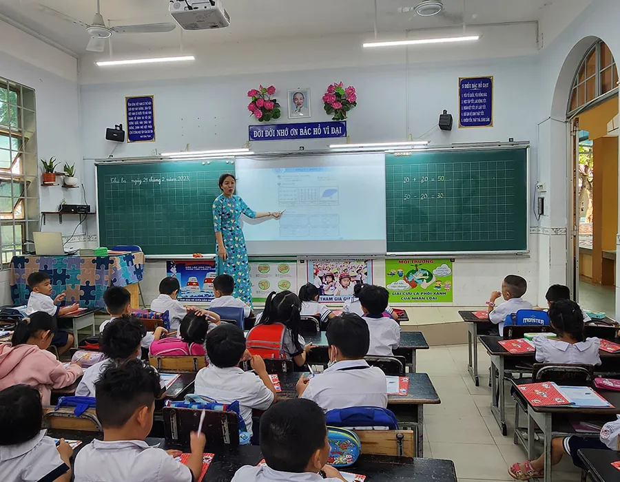 Lớp học tại Trường Tiểu học Lê Văn Thọ, quận 12 luôn trên 50 học sinh/lớp. Trong ảnh: Một tiết học của học sinh lớp 1. Ảnh: NGUYỄN QUYÊN