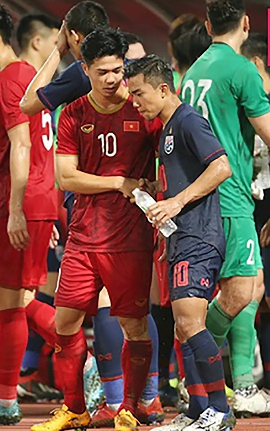 Chanathip và Công Phượng khi khoác áo đội tuyển quốc gia và gặp nhau ở AFF Cup. Ảnh: SIAM SPORT