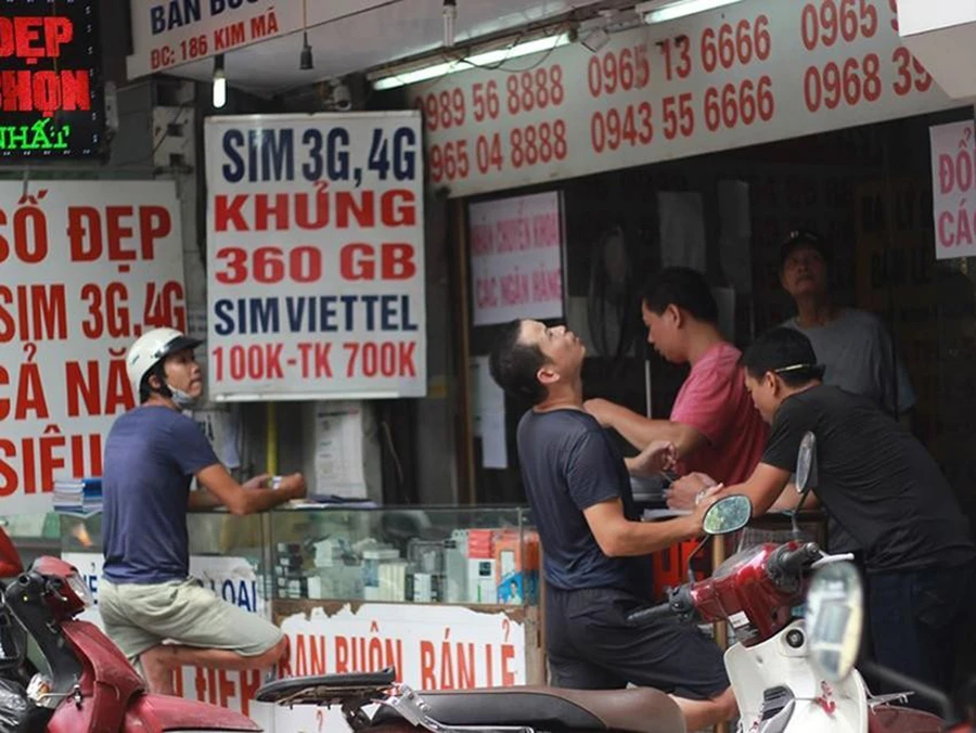 Các nhà mạng đang gấp rút chuẩn hóa thông tin nhằm bảo đảm quyền lợi của khách hàng, ngăn chặn tình trạng SIMrác. Ảnh: VT Các nhà mạng đang gấp rút chuẩn hóa thông tin nhằm bảo đảm quyền lợi của khách hàng, ngăn chặn tình trạng SIMrác. Ảnh: VT
