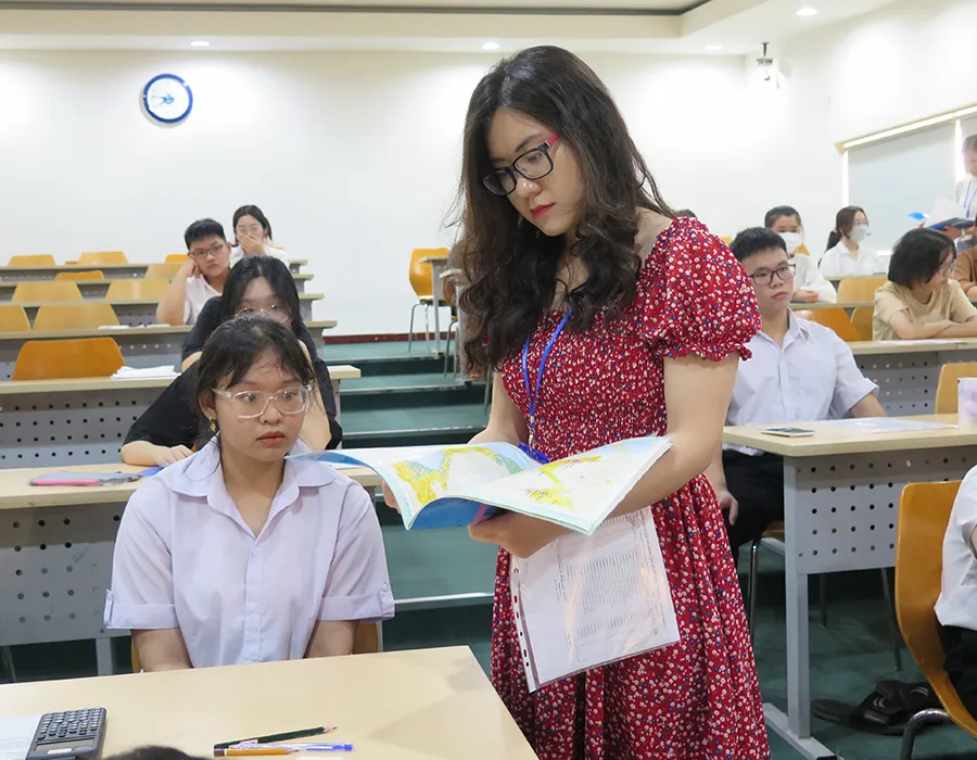 Thí sinh dự thi đánh giá năng lực sáng 26-3 tại điểm thi Trường ĐH Quốc tế (ĐH Quốc gia TP.HCM). Ảnh: PHẠM ANH Thí sinh dự thi đánh giá năng lực sáng 26-3 tại điểm thi Trường ĐH Quốc tế (ĐH Quốc gia TP.HCM). Ảnh: PHẠM ANH