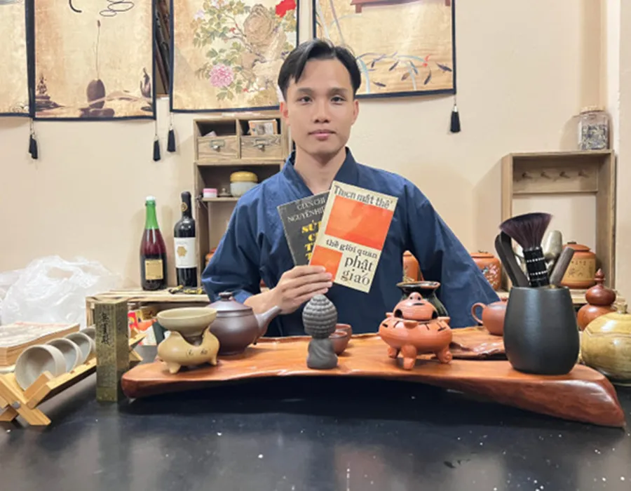 Anh Trịnh Hán Quang, chủ cơ sở phục chế sách tại quận Tân Bình, TP.HCM. Ảnh: QUỐC HƯƠNG