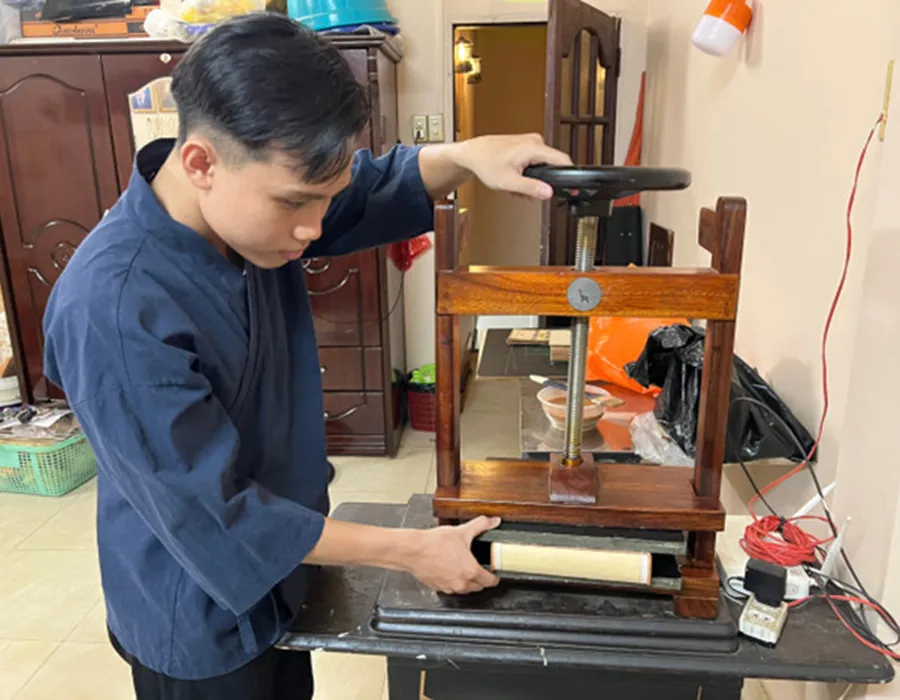 “Tôi xem công việc hiện tại không hẳn chỉ để kiếm thêm thu nhập mà còn là một cách để giữ gìn gia tài văn hóa của Việt Nam” - anh Quang tâm sự. Ảnh: QUỐC HƯƠNG