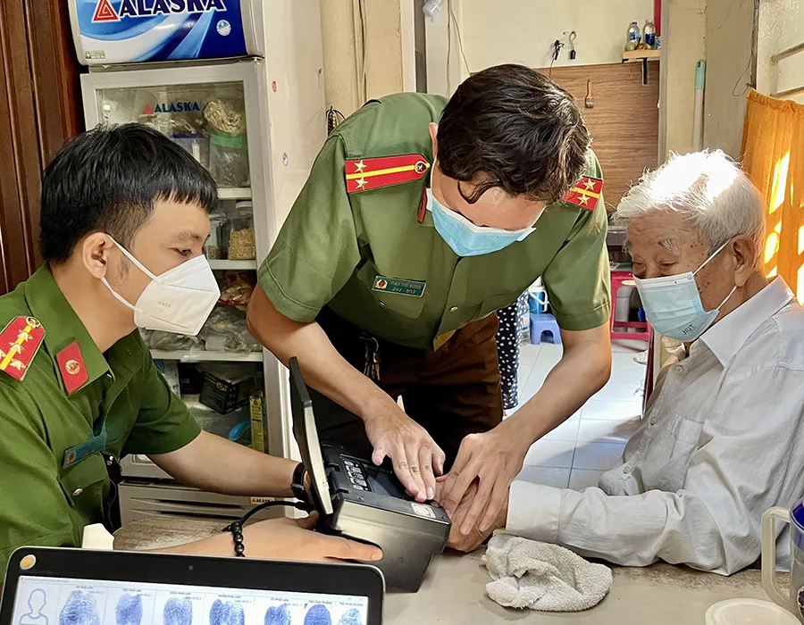 Các chiến sĩ Công an phường 5, quận Phú Nhuận, TP.HCM hỗ trợ người cao tuổi làm CCCD tại nhà. Ảnh: NGUYỆT NHI