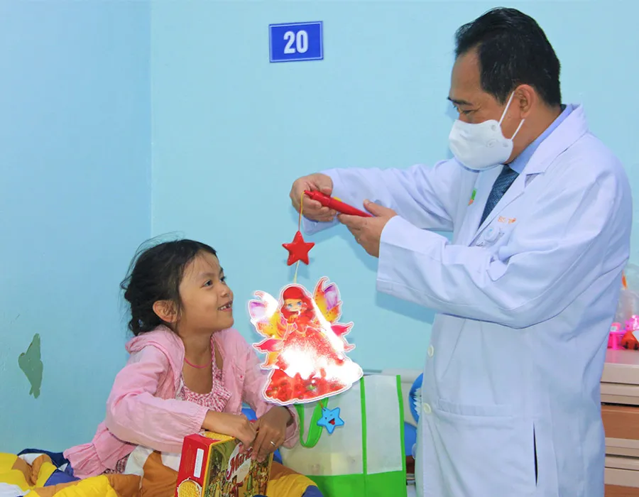 Trung thu bất ngờ, ấm áp của bệnh nhi đang điều trị tại BV Nhi đồng 2. Ảnh: THẢO PHƯƠNG