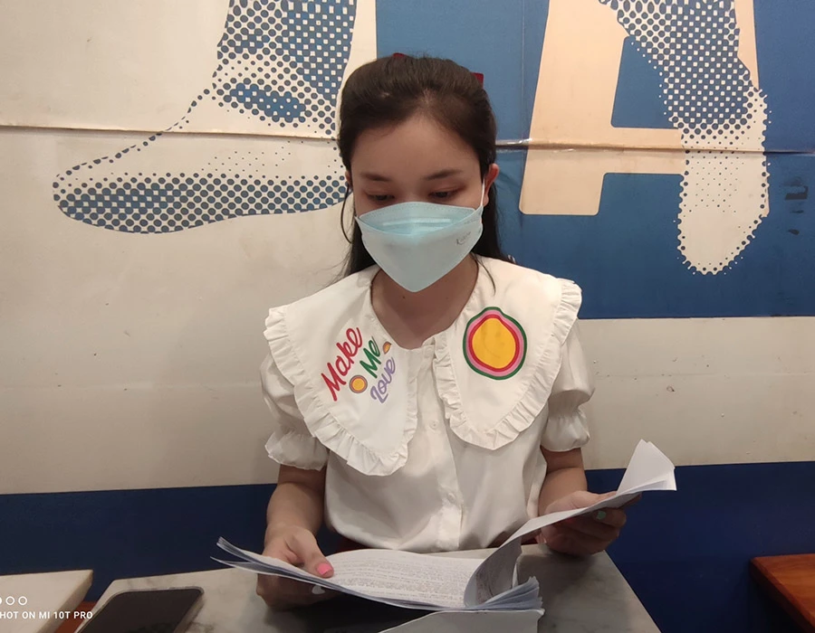 Chị OCL ở quận Gò Vấp, TP.HCM (một trong các trường hợp báo nêu trước đó) vẫn ngày đêm mong mỏi được đón con về nhà. Ảnh: NGUYỄN HIỀN