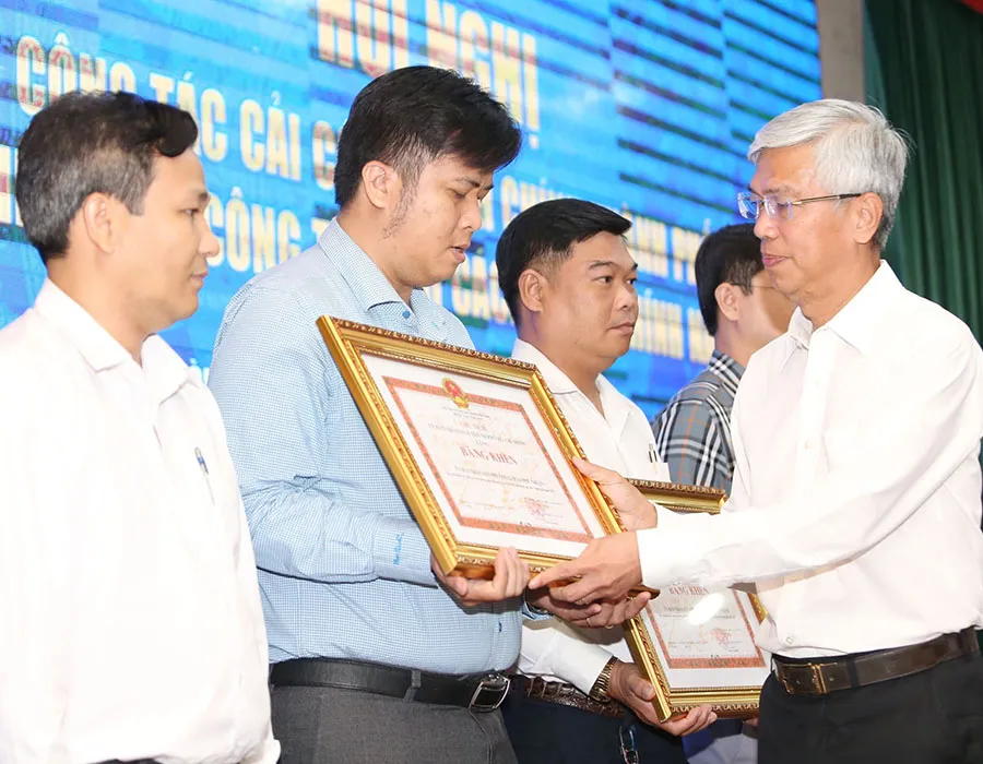 Phó Chủ tịch UBND TP.HCM Võ Văn Hoan tặng bằng khen cho các tập thể và cá nhân có thành tích xuất sắc trong phong trào thi đua cải cách hành chínhnăm 2022. Ảnh: BẢO PHƯƠNG