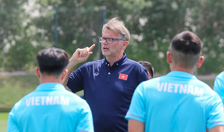 HLV Troussier: “U-22 Việt Nam sẽ giải quyết từng trận một và bảo vệ vị thế nhà vô địch!”. Ảnh: VFF