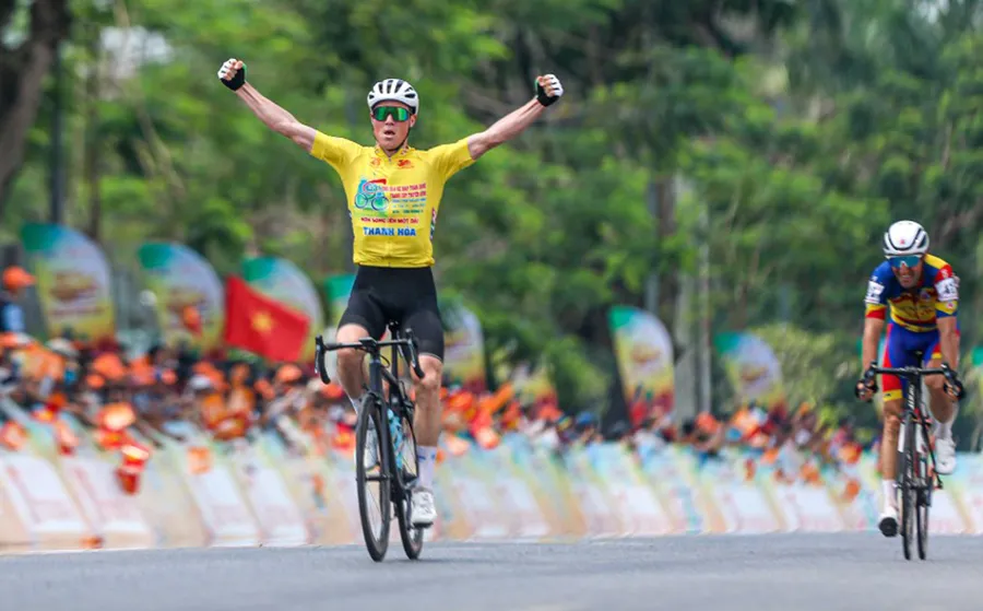 Petr Rikunov vượt ra khỏi sự “bảo vệ” và thoát đi khi cách đích đến 10 km. Ảnh: PHẠM HUY Petr Rikunov vượt ra khỏi sự “bảo vệ” và thoát đi khi cách đích đến 10 km. Ảnh: PHẠM HUY