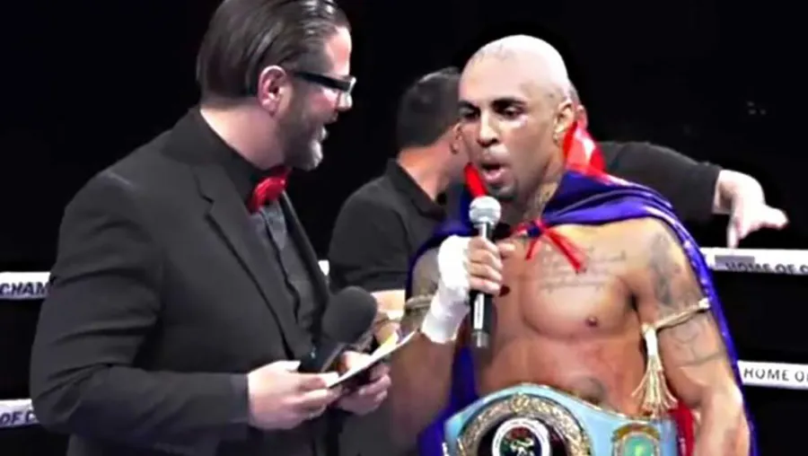 Võ sĩ Brazil Thiago Teixeira sau khi vô địch Muay Thái đã khoác quốc kỳ Campuchia và trả lời vì sao anh “phải lòng” Kun Khmer. Ảnh: PHNOM PENH POST