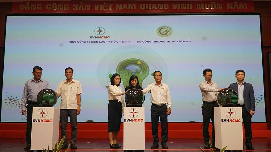 Ngành điện TP.HCM đưa ra các giải pháp tiết kiệm điện đi đôi với sử dụng điện hiệu quả. Ảnh: ĐT Ngành điện TP.HCM đưa ra các giải pháp tiết kiệm điện đi đôi với sử dụng điện hiệu quả. Ảnh: ĐT