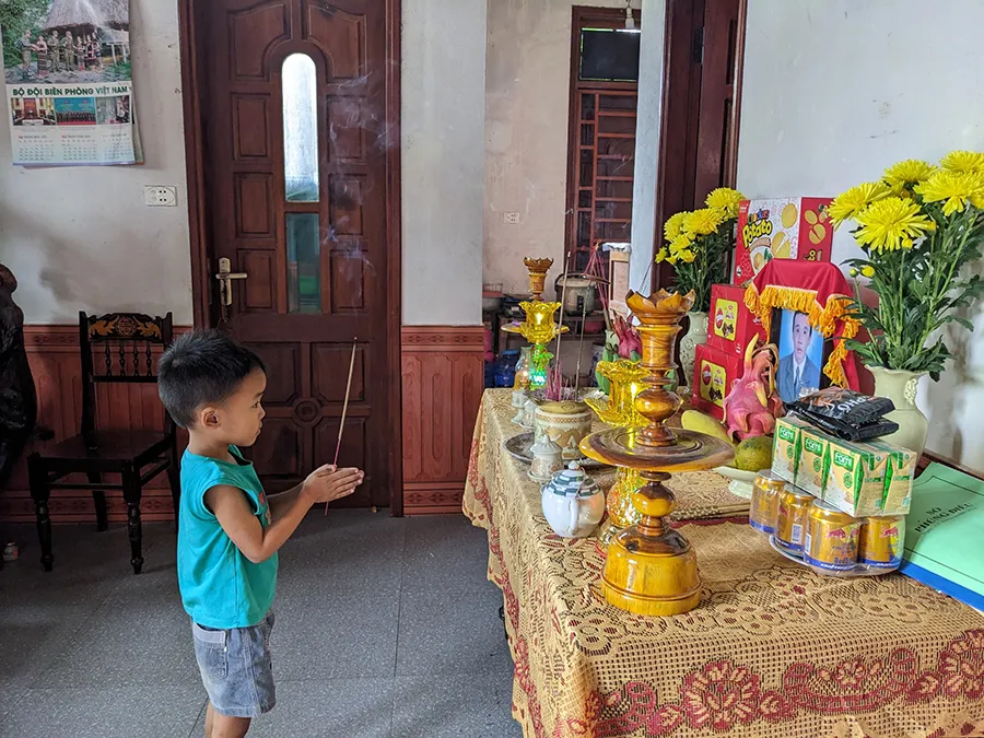 Đứa con nhỏ bị mắc bệnh như anh Khánh luôn nhớ về cha mỗi buổi tối trước khi ngủ. Ảnh: NGUYỄN DO