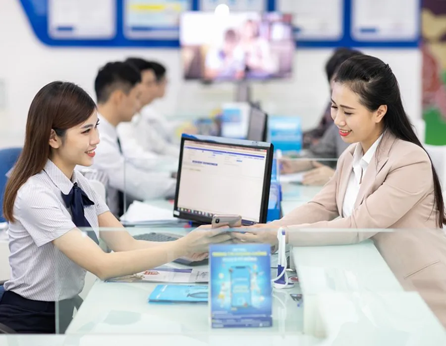 Các nhà mạng vẫn tiếp tục hỗ trợ mở khóa thuê bao cho các khách hàng có nhu cầu tại các điểm giao dịch trên cả nước. Trong ảnh: Khách hàng chuẩn hóa thông tin thuê bao tại cửa hàng của VinaPhone. Ảnh: VinaPhone