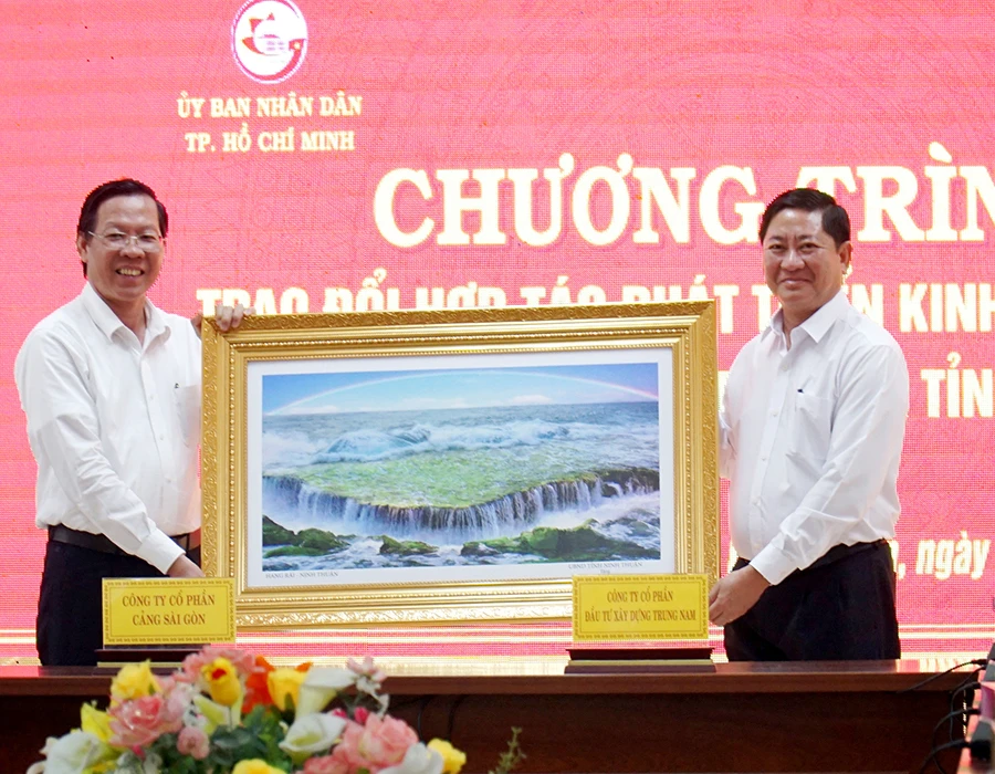 Chủ tịch UBND tỉnh Ninh Thuận Trần Quốc Nam tặng quà lưu niệm cho Chủ tịch UBND TP.HCM Phan Văn Mãi tại buổi làm việc. Ảnh: HUỲNH HẢI