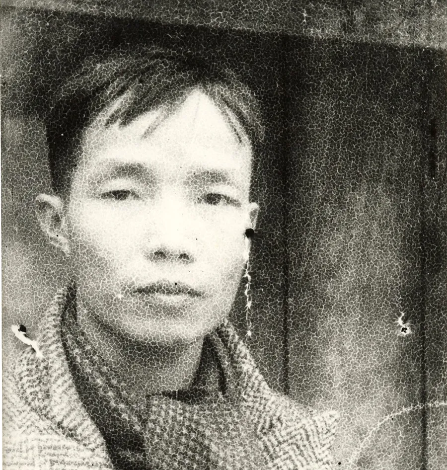 Ông Lê Hữu Kiều (tức Nam Mộc, Xuân Tùng) phụ trách báo Cứu Quốc năm 1947. Ảnh: Trung tâmLưu trữ quốc gia III, tài liệu ảnh nhà nhiếp ảnh Nguyễn Bá Khoản.