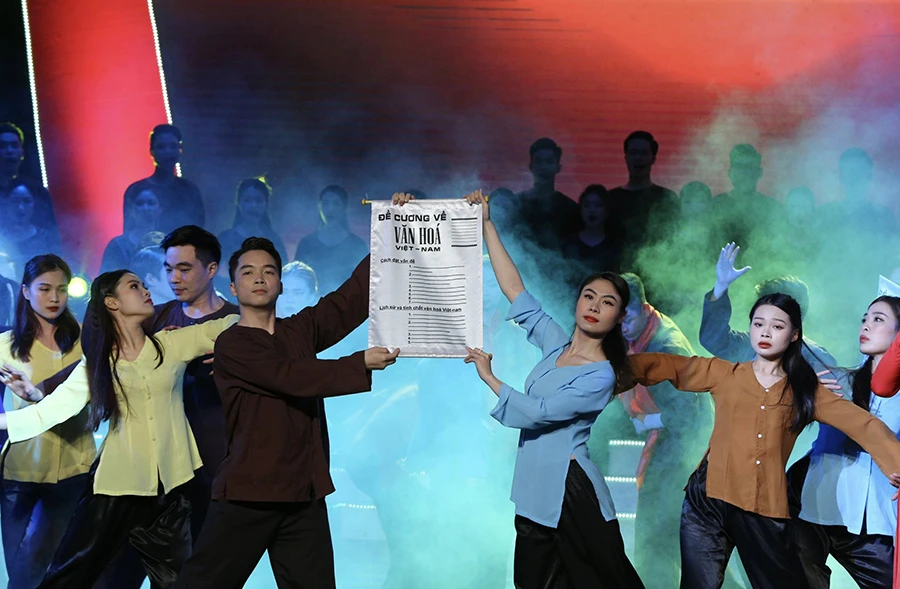 Trình diễn nghệ thuật trong chương trình kỷ niệm 80 năm Đề cương văn hóa. Ảnh: TRẦN HUẤN