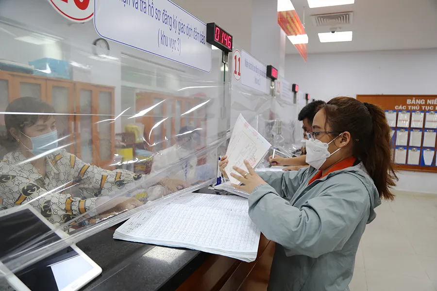 Cán bộ giải quyết thủ tục hành chính cho người dân tại bộ phận tiếp nhận và trả kết quả khu vực 2, TP Thủ Đức, TP.HCM. Ảnh: HOÀNG GIANG Cán bộ giải quyết thủ tục hành chính cho người dân tại bộ phận tiếp nhận và trả kết quả khu vực 2, TP Thủ Đức, TP.HCM. Ảnh: HOÀNG GIANG