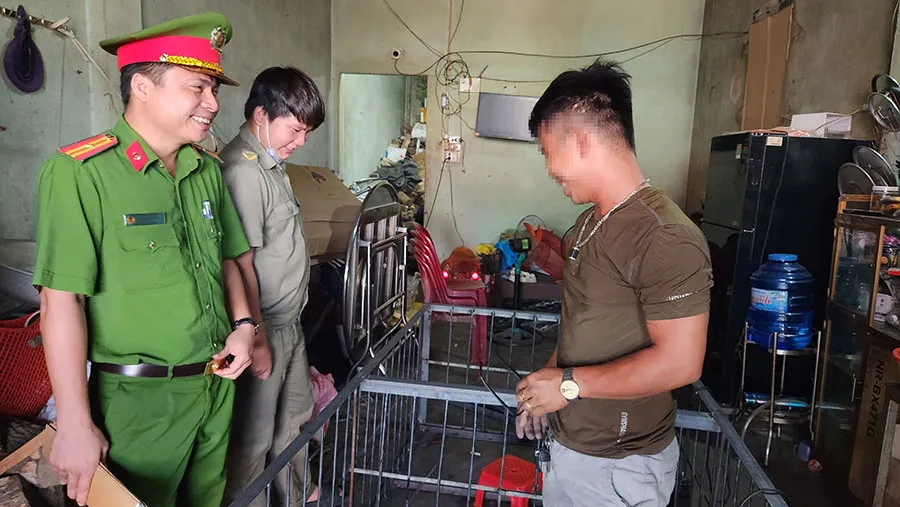 Trưởng Công an thị trấn Mađaguôi thăm hỏi anh T, người từng lầm lỡ và đang vươn lên trong cuộc sống. Ảnh: V.TÙNG