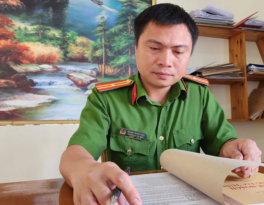 Trưởng Công an thị trấn Mađaguôi - điểm tựa cho những người lầm lỡ hoàn lương. Ảnh: V.TÙNG