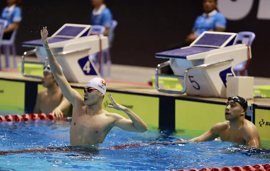 Thanh Bảo với biểu tượng chiến thắng sau khi đoạt HCV và phá kỷ lục SEA Games. Ảnh: PHƯƠNG NGHI